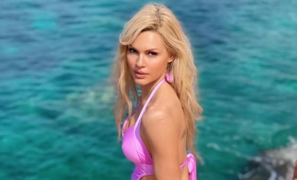 Η Βίκυ Κάβουρα με ένα «διάφανο και ροζ μπικινι, κάνει ντου και τρομάζει ο ντουνιάς»