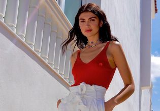 Κέισι Μίζιου: Ποζάρει με το μαγιό της δίπλα στην πισίνα και μοιράζει εγκεφαλικά