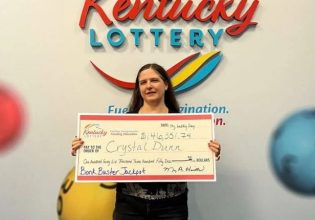 ΗΠΑ: Γυναίκα κέρδισε το λαχείο και μοίρασε δωροκάρτες αξίας 2.000 δολαρίων σε αγνώστους