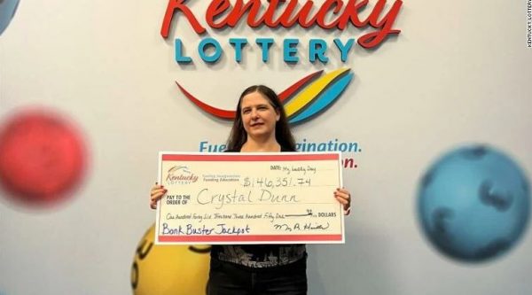 ΗΠΑ: Γυναίκα κέρδισε το λαχείο και μοίρασε δωροκάρτες αξίας 2.000 δολαρίων σε αγνώστους