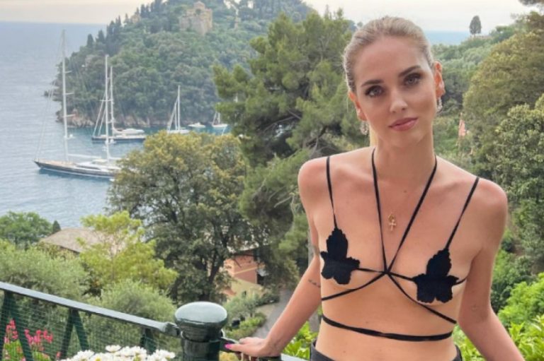 Κιάρα Φεράνι: Έβαλε «φωτιά» στην Ύδρα – Πόζαρε τόπλες και «γκρέμισε» τα πάντα