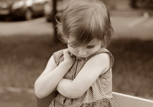 Για έγκαιρη πρόβλεψη της παιδικής κακοποίησης ξεκίνησε η λειτουργία της Γραμμής Ελίζα 10454