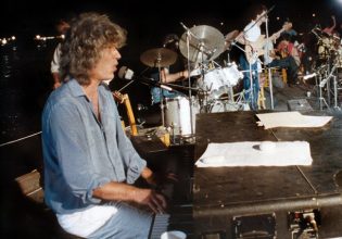 Το πάρτυ του Κηλαηδόνη έγινε σαν σήμερα στη Βουλιαγμένη – Δεκάδες χιλιάδες άτομα ξεφάντωσαν και έγραψαν ιστορία