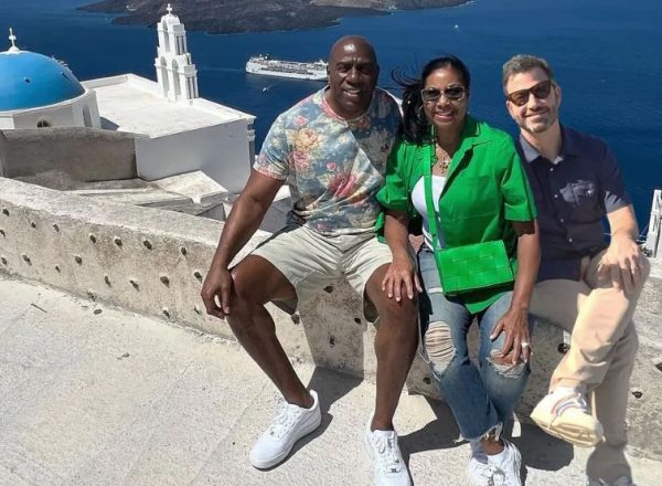 Τι κάνει στην Ελλάδα ο Τζίμι Κίμελ; – Ζήλεψε τον Μάτζικ Τζόνσον και… ήρθε μαζί του!