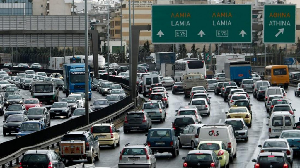 Κίνηση στους δρόμους: Μποτιλιάρισμα στον Κηφισό – Δύο αυτοκίνητα  συγκρούστηκαν με νταλίκα | in.gr