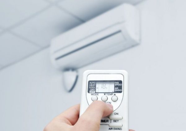 Γαλλία: Η κυβέρνηση θα υποχρεώσει τα κλιματιζόμενα καταστήματα να κρατούν τις πόρτες τους κλειστές