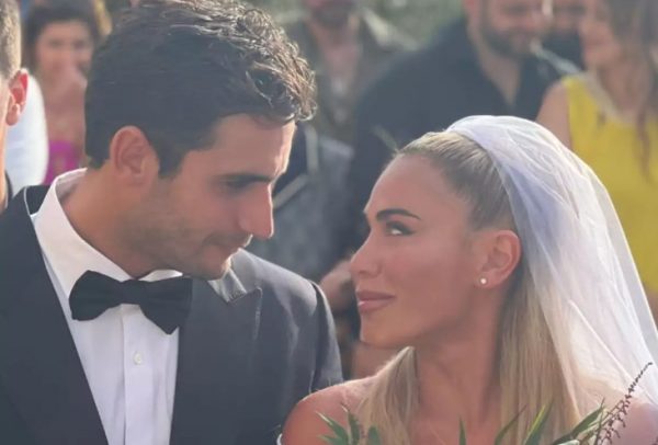 Κόνι Μεταξά – Μάριος Καπότσης: Οι πρώτες φωτογραφίες από τον γάμο τους