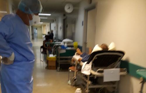 Κοροναϊός: Εφημερίες τρόμου στα νοσοκομεία – Σε ράντζα ασθενείς με κοροναϊό