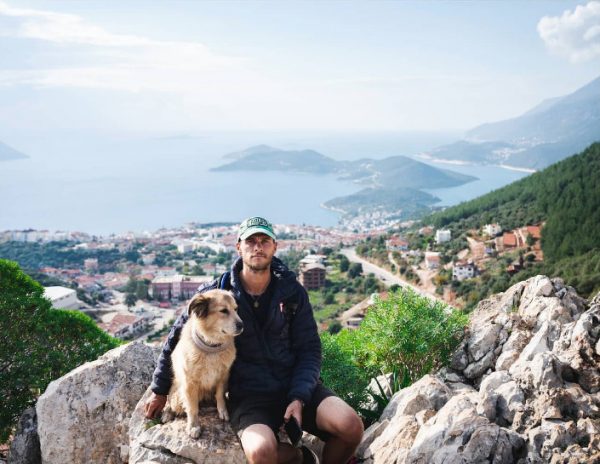 Πέρασε επτά χρόνια περπατώντας σε όλο τον κόσμο μαζί με τη σκυλίτσα του