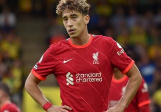 Λίβερπουλ: Η υπέροχη πόζα του Τσιμίκα δίπλα από το τρόπαιο του Community Shield