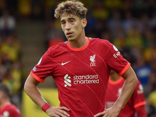 Λίβερπουλ: Η υπέροχη πόζα του Τσιμίκα δίπλα από το τρόπαιο του Community Shield