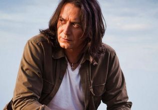 «Η κατάσταση είναι εξαιρετικά δύσκολη»: Η δημόσια έκκληση του Γιάννη Κότσιρα για την φωτιά στην Πεντέλη