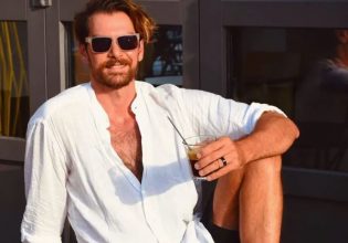 Ο «Κωνσταντής» ιδρώνει την… φανέλα – Σέξι πόζα μετά τη γυμναστική