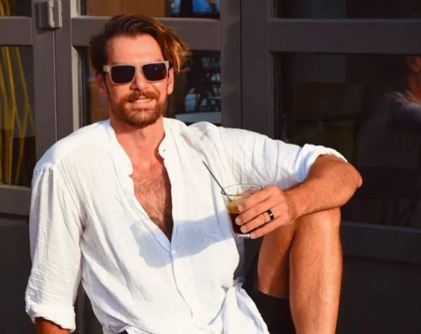 Ο «Κωνσταντής» ιδρώνει την… φανέλα – Σέξι πόζα μετά τη γυμναστική