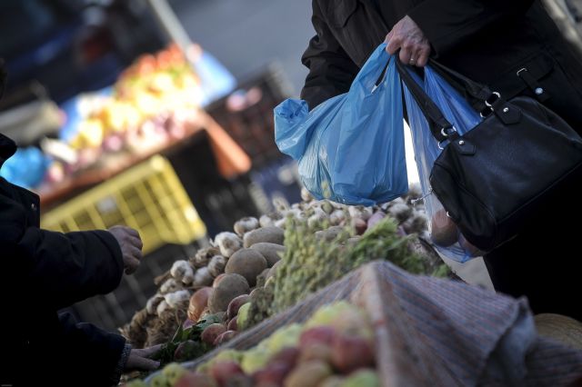 Ακρίβεια: Ψώνια με το... κομμάτι στις λαϊκές αγορές - Άδειο το πορτοφόλι στα μέσα του μήνα