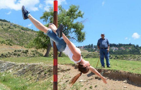 Λάρισα: Το pole dancing τουρίστριας που «τρέλανε» κτηνοτρόφους στο Λιβάδι Ελασσόνας
