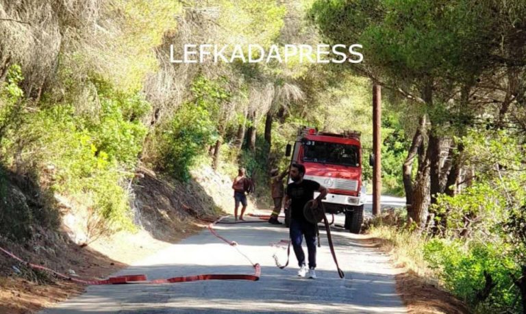 Λευκάδα: «Η φωτιά έχει δουλειά ακόμα» – Πώς εξελίσσεται η επιχείρηση της Πυροσβεστικής στο Πόρτο Κατσίκι