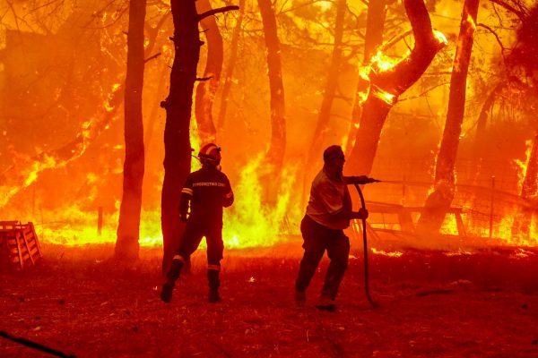 Φωτιά στη Λέσβο: Συνεχίζεται ο πύρινος εφιάλτης – Απομακρύνονται ξανά οι κάτοικοι από τη Βρίσα