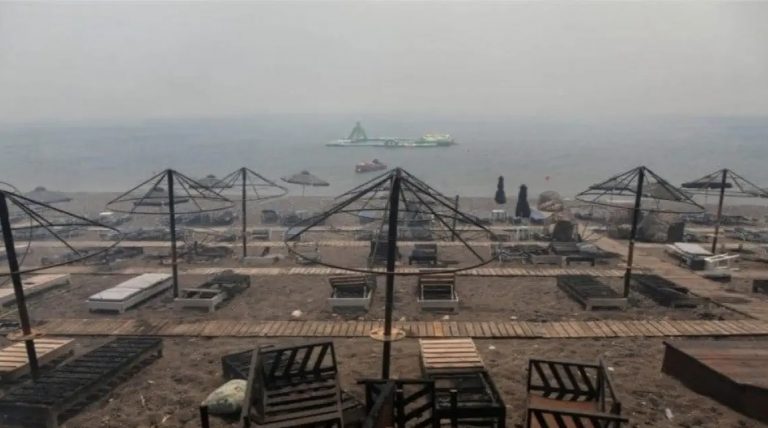 Λέσβος: Beach bar έγινε στάχτη από τη φωτιά [βίντεο]