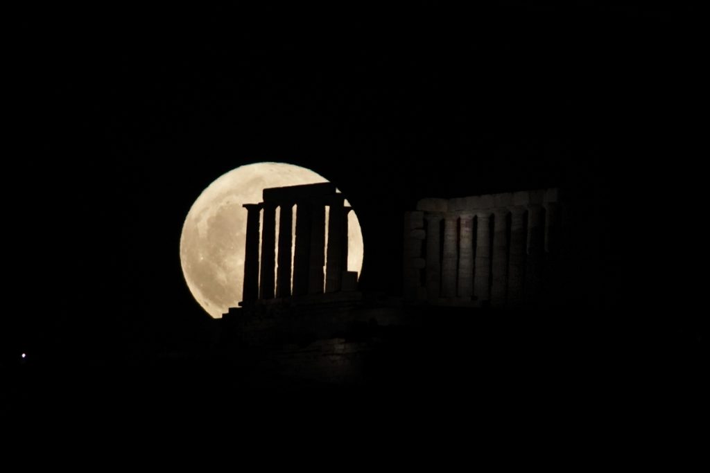 Φεγγάρι του Ελαφιού: Εντυπωσιακές εικόνες από την υπερπανσέληνο