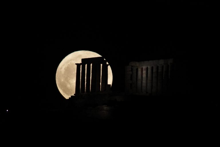 Φεγγάρι του Ελαφιού: Εντυπωσιακές εικόνες από την υπερπανσέληνο