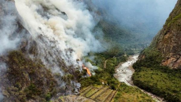 Περού: Πυρκαγιά απειλεί τον παγκοσμίως γνωστό αρχαιολογικό χώρο του Μάτσου Πίτσου