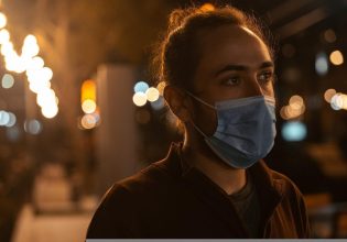 Long Covid: Απώλεια μαλλιών και μειωμένη λίμπιντο, τα συμπτώματα για όσους πέρασαν την ασθένεια στο σπίτι