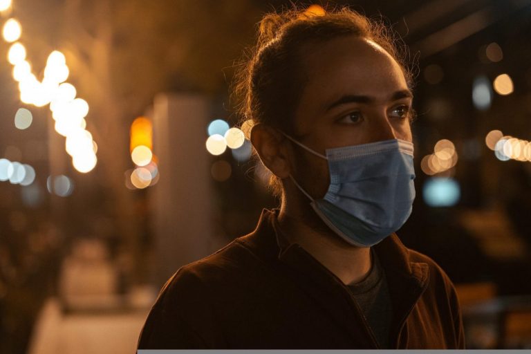 Long Covid: Απώλεια μαλλιών και μειωμένη λίμπιντο, τα συμπτώματα για όσους πέρασαν την ασθένεια στο σπίτι