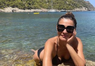 Μαρία Ναυπλιώτου: Ποζάρει στα 52 με μικροσκοπικό μπικίνι και εντυπωσιάζει