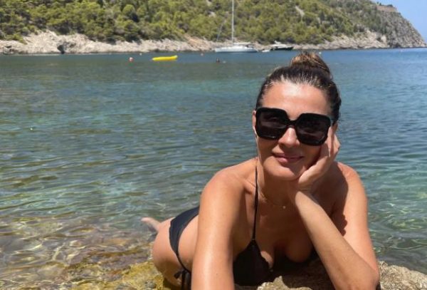 Μαρία Ναυπλιώτου: Ποζάρει στα 52 με μικροσκοπικό μπικίνι και εντυπωσιάζει