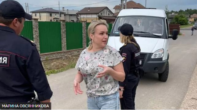 Ρωσία: Αφέθηκε ελεύθερη η δημοσιογράφος Μαρίνα Οβσιανίκοβα - Τι δήλωσε για τη σύλληψή της