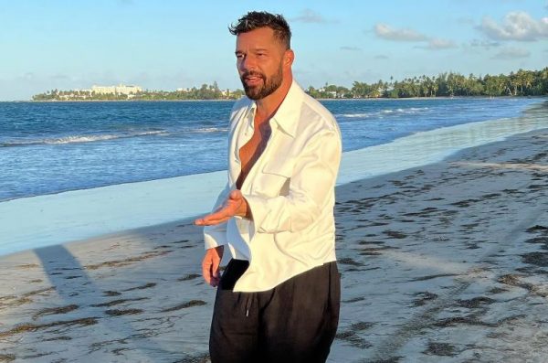 Ατάραχος ο Ρίκι Μάρτιν μετά τις κατηγορίες για αιμομιξία – Ποστάρει ημίγυμνες φωτογραφίες