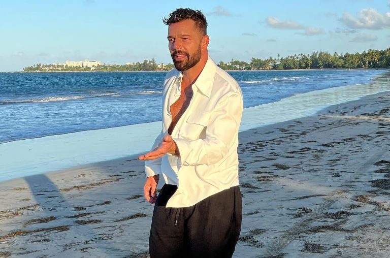 Ατάραχος ο Ρίκι Μάρτιν μετά τις κατηγορίες για αιμομιξία – Ποστάρει ημίγυμνες φωτογραφίες