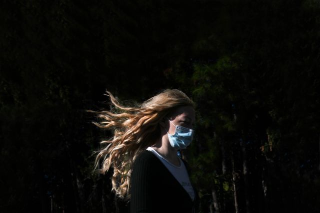 Κοροναϊός: Γιατί δεν χρειάζεται να γίνει ξανά υποχρεωτική η μάσκα – Μαγιορκίνης, Θεμιστοκλέους εξηγούν
