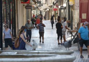 Κοροναϊός: Μία ανάσα πριν από την εκτόξευση κρουσμάτων – Τι φοβούνται οι ειδικοί για τον Αύγουστο