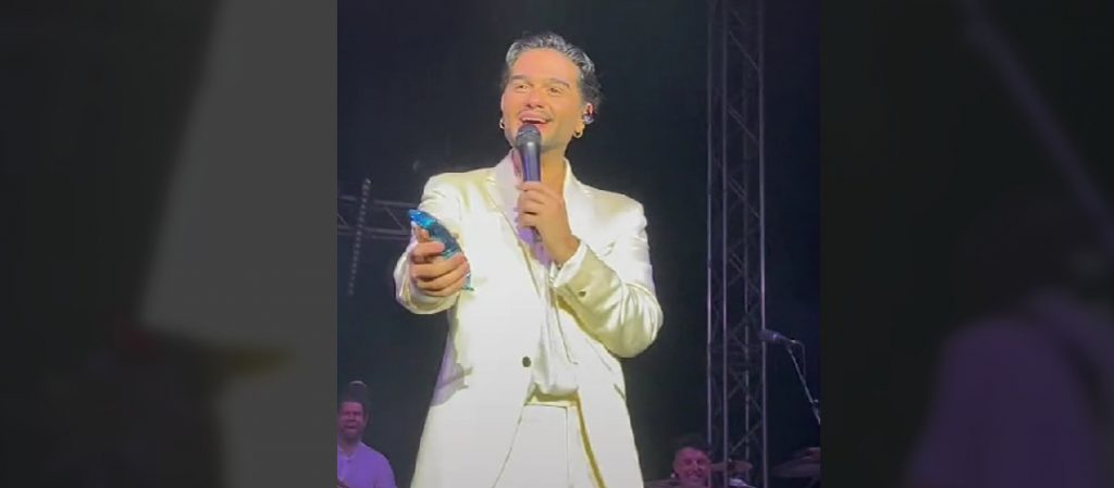 Χρήστος Μάστορας: Του πέταξαν κρουασάν ενώ βρισκόταν στη σκηνή