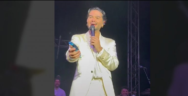 Χρήστος Μάστορας: Του πέταξαν κρουασάν ενώ βρισκόταν στη σκηνή