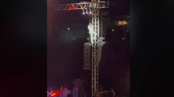 Χρήστος Μάστορας: Ερμήνευσε το «Δεν έχω ιδέα» σκαρφαλωμένος σε… στύλο φωτισμού