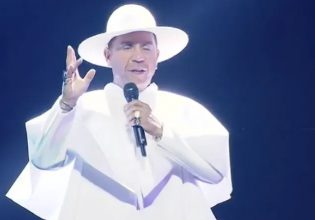 Γιώργος Μαζωνάκης: Εμφανίστηκε ως Πάπας στα Mad VMA και το Twitter «έδωσε ρέστα»