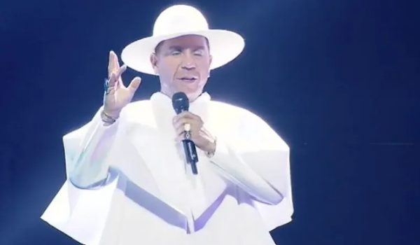 Γιώργος Μαζωνάκης: Εμφανίστηκε ως Πάπας στα Mad VMA και το Twitter «έδωσε ρέστα»