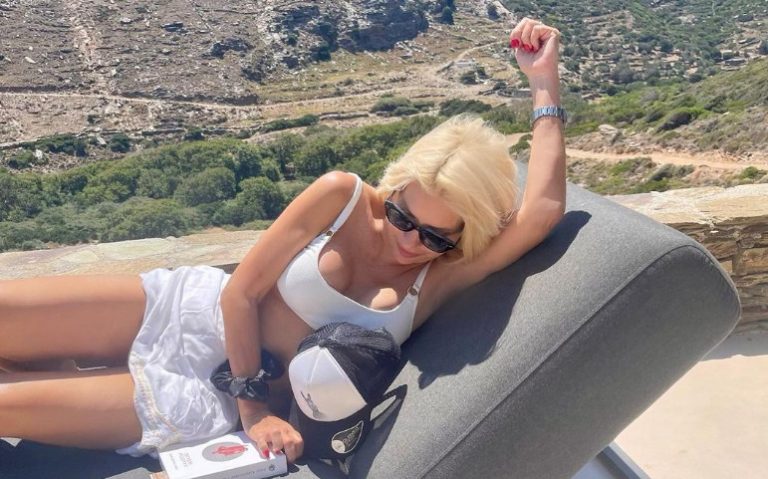 Ελένη Μενεγάκη: Απολαμβάνει το καλοκαίρι της στην Άνδρο – Η φωτογραφία από την παραλία και το μήνυμα που στέλνει