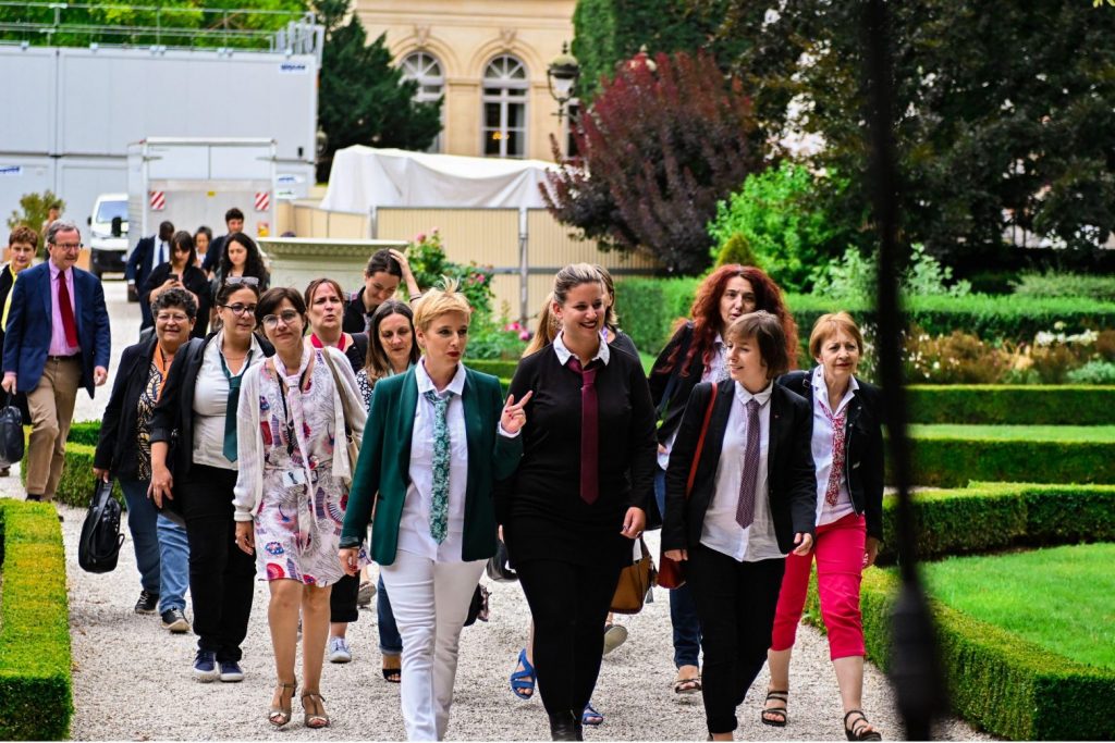 «Πόλεμος της γραβάτας» στη γαλλική Βουλή: Βουλεύτριες του Μελανσόν αντιδρούν με κίνηση-ματ