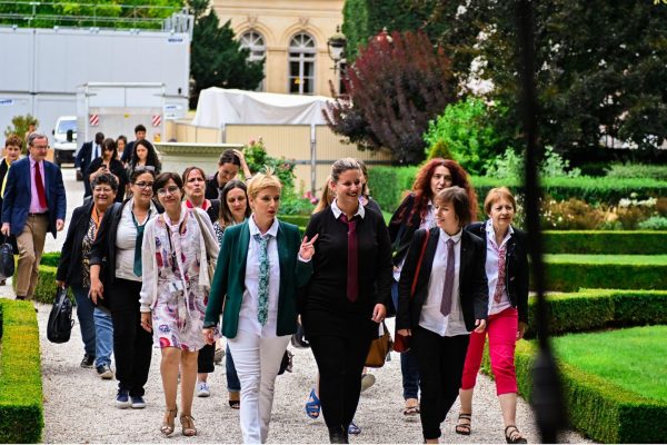 «Πόλεμος της γραβάτας» στη γαλλική Βουλή: Βουλεύτριες του Μελανσόν αντιδρούν με κίνηση-ματ