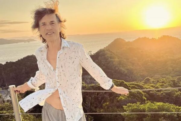 Ο Μικ Τζάγκερ εξερευνά την Ευρώπη και περιγράφει τις περιπέτειές του