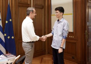 Συνάντηση Μητσοτάκη με τον 19χρονο αριστούχο πρόσφυγα από το Ιράν