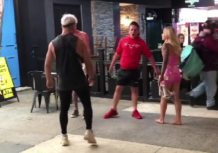 Αυστραλία: Νεαροί την έπεσαν σε MMAer, τις έφαγαν και έφυγαν κακήν κακώς