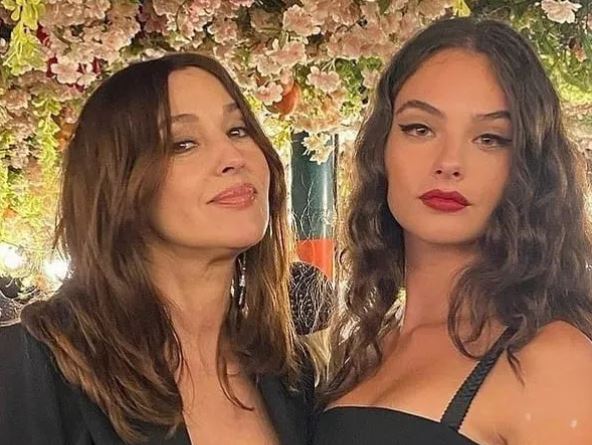 Μόνικα Μπελούτσι: Η κόρη της απολαμβάνει την Πάρο με σέξι μαγιό και χαλαρή διάθεση