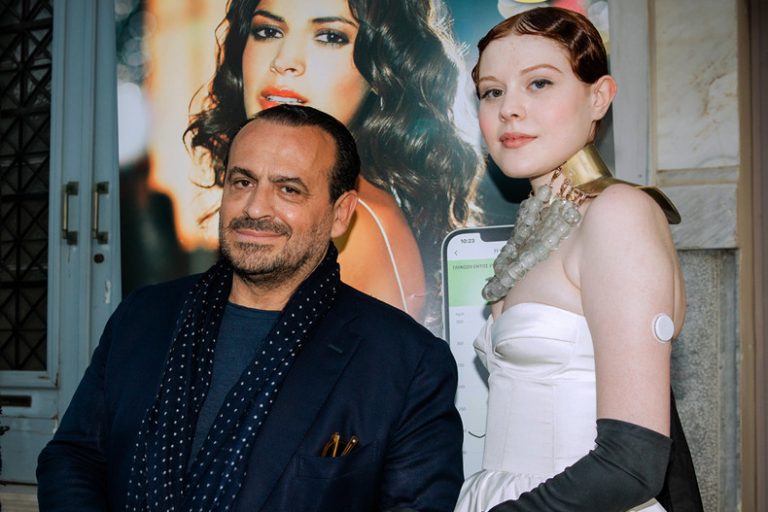 Ξανθή Τζερεφού: Το πρώτο μοντέλο που εμφανίζεται σε επίδειξη με τον μετρητή σακχάρου