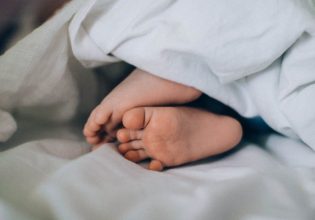 Λάρισα: Αστυνομικός καταδικάστηκε για απειλή κατά της συζύγου του – Καβγάς για… ακριβές πάνες