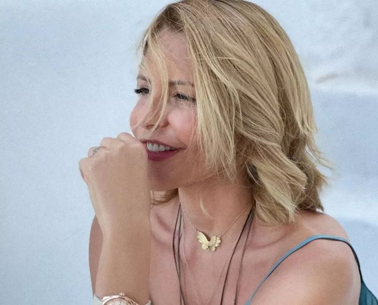 Τζένη Μπαλατσινού: Ποζάρει αγκαλιά με τον 1,5 ετών γιο της στην Πάτμο